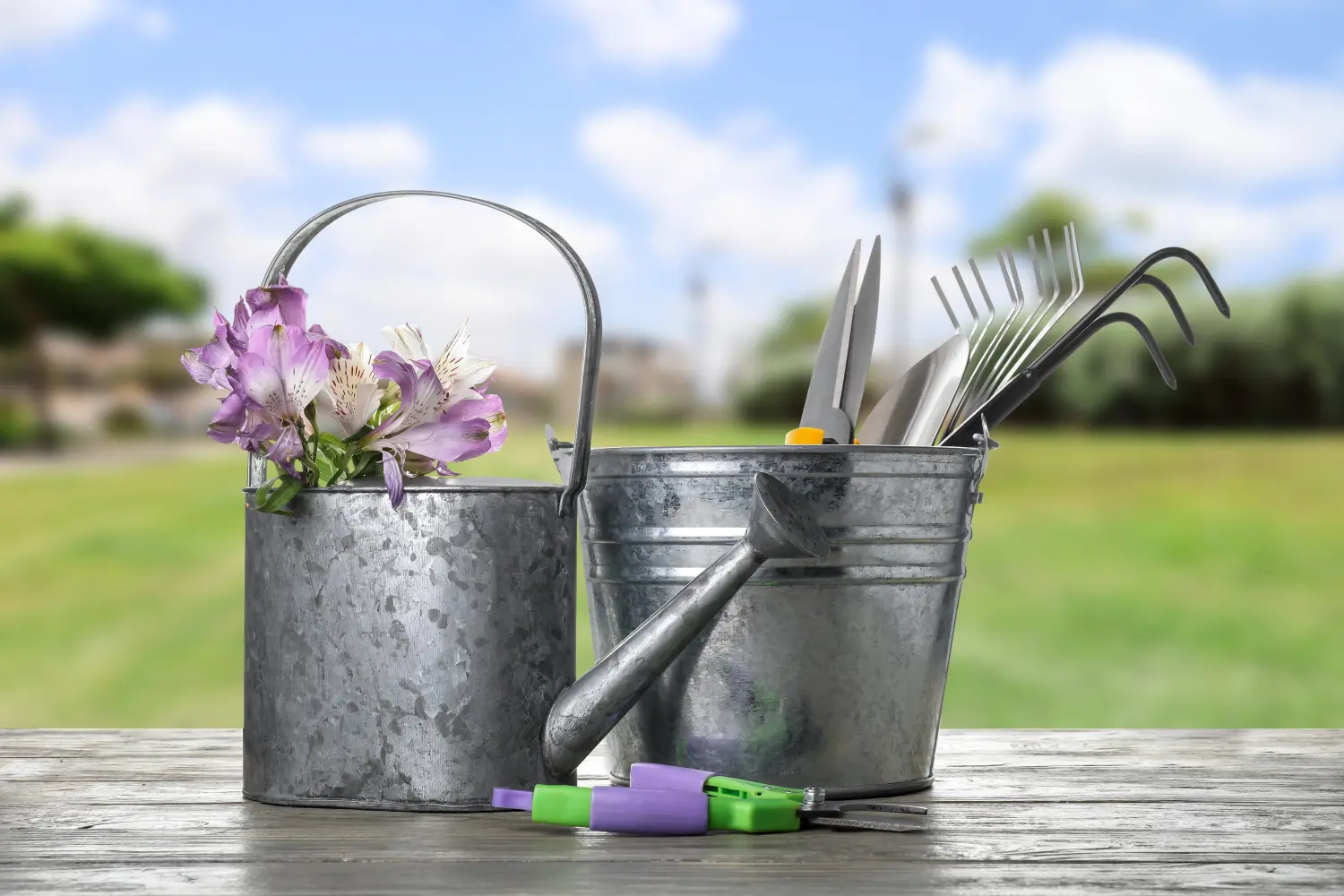 Set Gartenzubehör auf dem Tisch im Freien